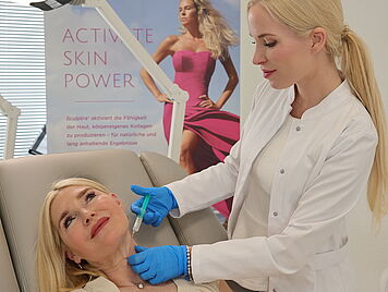 Petra Dieners und Taina Thoma bei der Sculptra Hals Behandlung