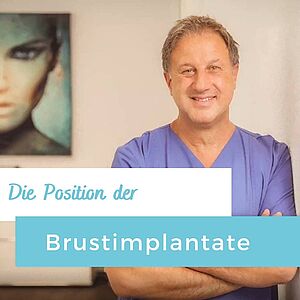 Dr. Schuhmann in seiner Praxis in Düsseldorf, im Hintergrund eine Bild mit Frauengesicht