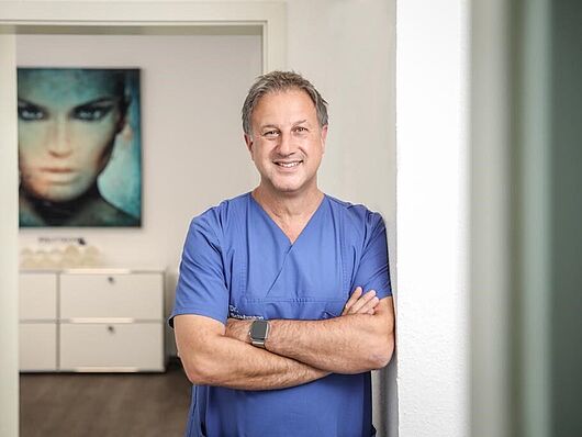Dr. Karl Schuhmann, Plastischer Chirurg in seiner Privatpraxis in Düsseldorf