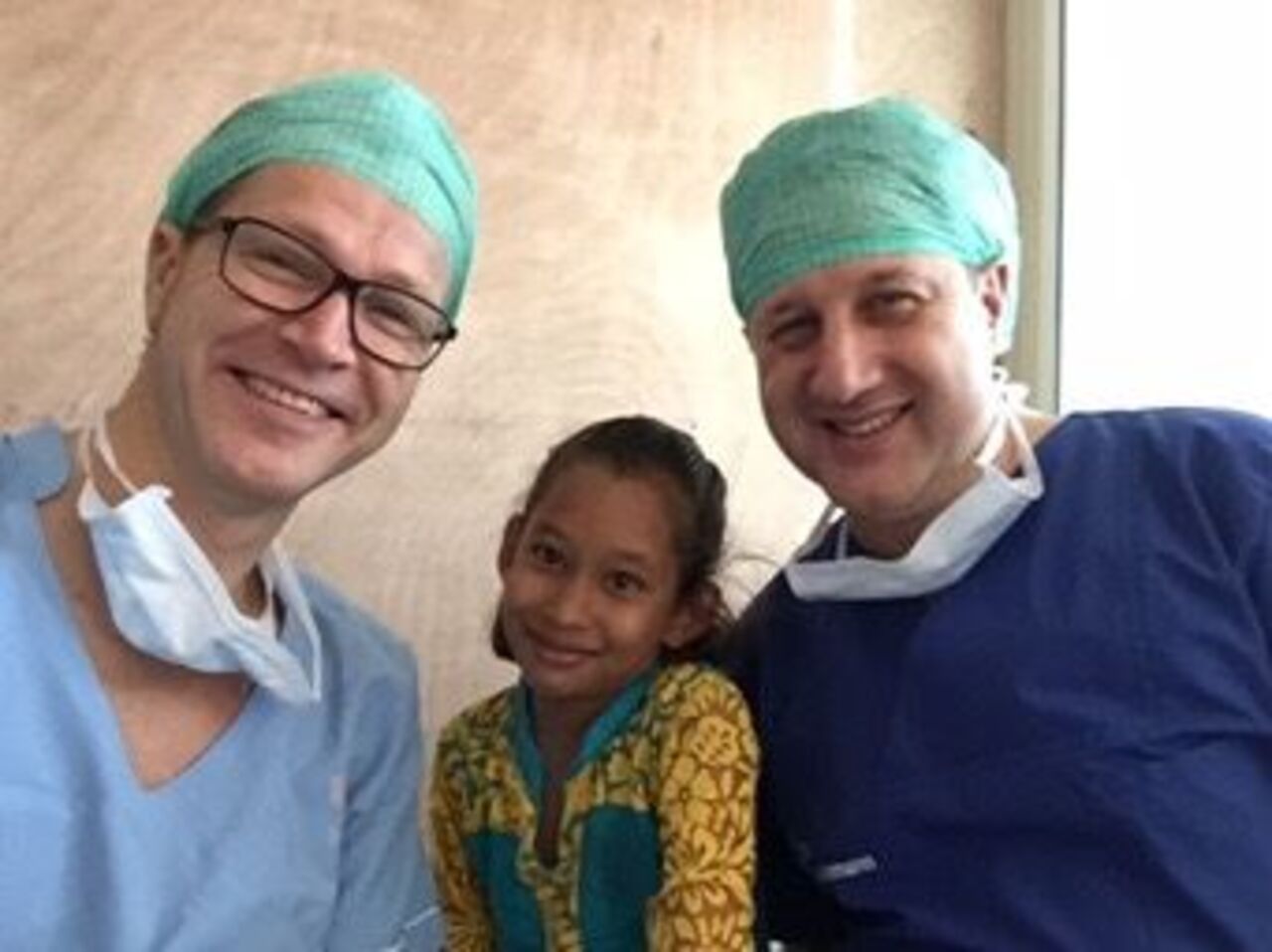 Dr. Schuhmann und Dr. Wermter mit indischem Mädchen nach der OP