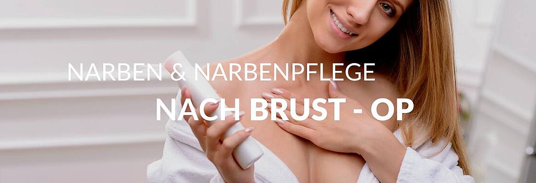 Junge Frau im Bademantel mit Cremeflasche in der Hand