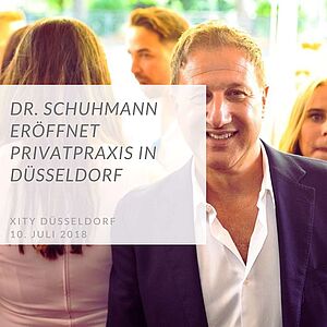 Der Plastische Chirurg Dr. Schuhmann bei seiner Praxiseröffnung in Düsseldorf