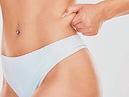 weiblicher Körper in weißen Bikini