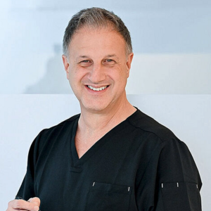 Dr. Karl Schuhmann im Gespräch über Verantwortung, Wandel und Menschlichkeit in der plastischen Chirurgie