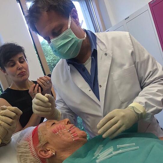 Fadenlifting Dr. Karl Schuhmann - Faltenglättung in Düsseldorf und Hattingen Fadenlifting | Hautstraffung | Plastische Chirurgie Dr. Karl Schuhmann