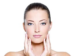 Faltenglättung und Volumenaufbau durch die Skinbooster Behandlung 