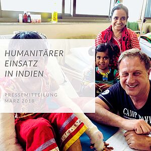 Dr. Schuhmann am Krankenbett eines indischen Mädchens mit Mutter und Schwestere