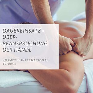 Masseur bei der Massage des Schultergelenkes